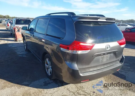 2014 Toyota Sienna Le V6 8 Passenger z USA, uszkodzony, nr VIN 5TDKK3DC7ES444912